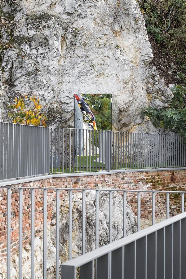 Kai 36 - Hotel Zwischen Fels Und Fluss Graz Extérieur photo The memorial at the crash site