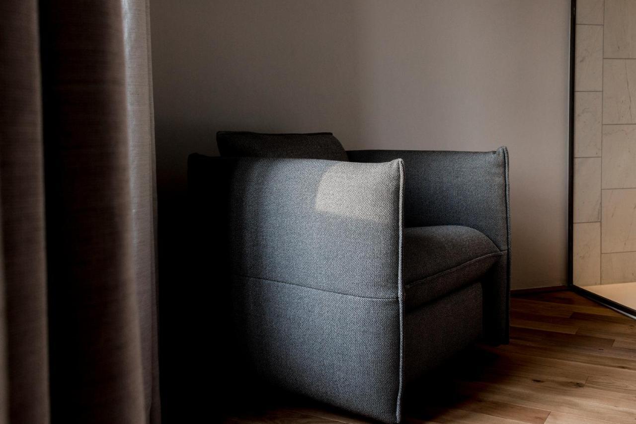 Kai 36 - Hotel Zwischen Fels Und Fluss Graz Extérieur photo A chair