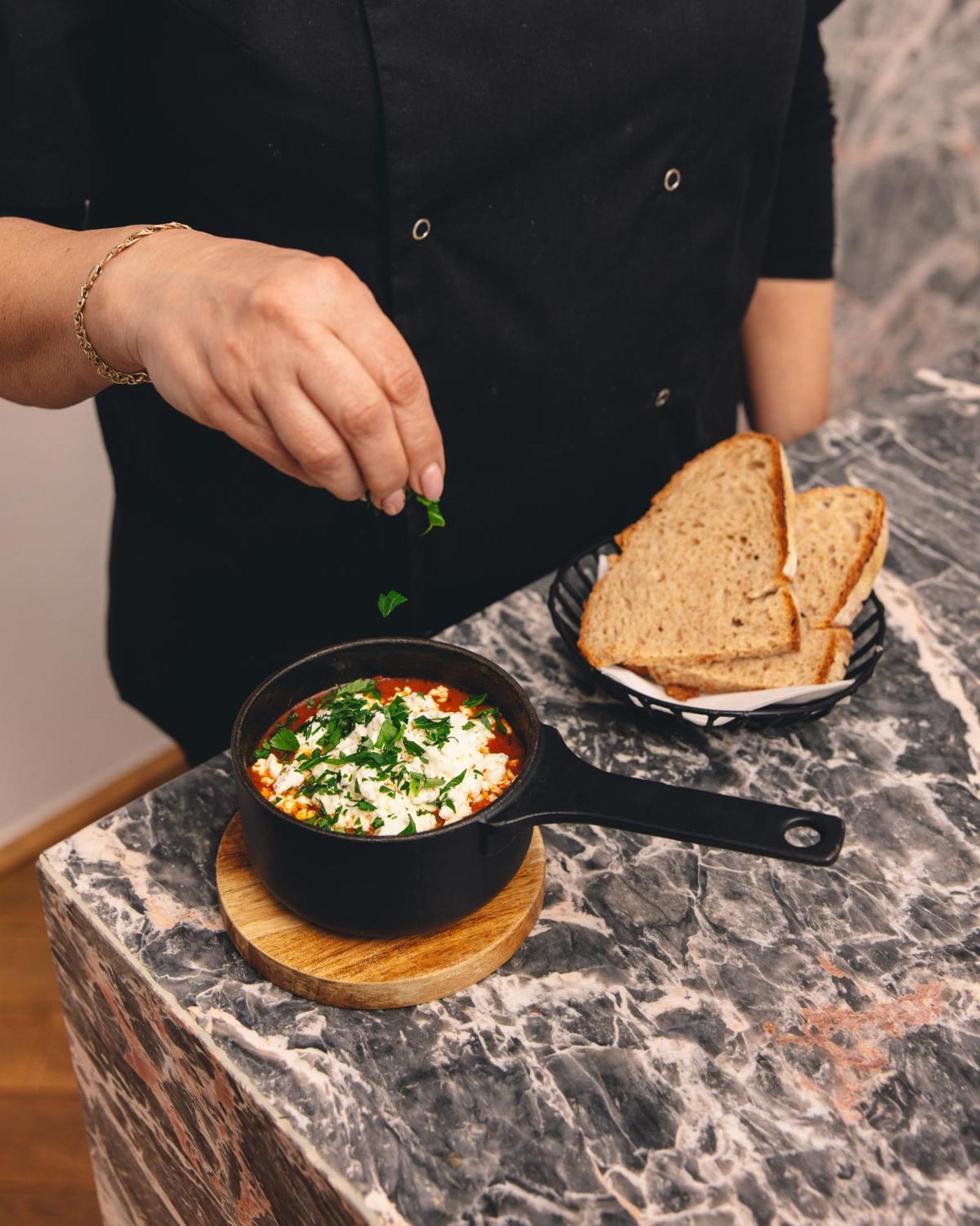 Kai 36 - Hotel Zwischen Fels Und Fluss Graz Extérieur photo Preparation of a traditional Turkish dish