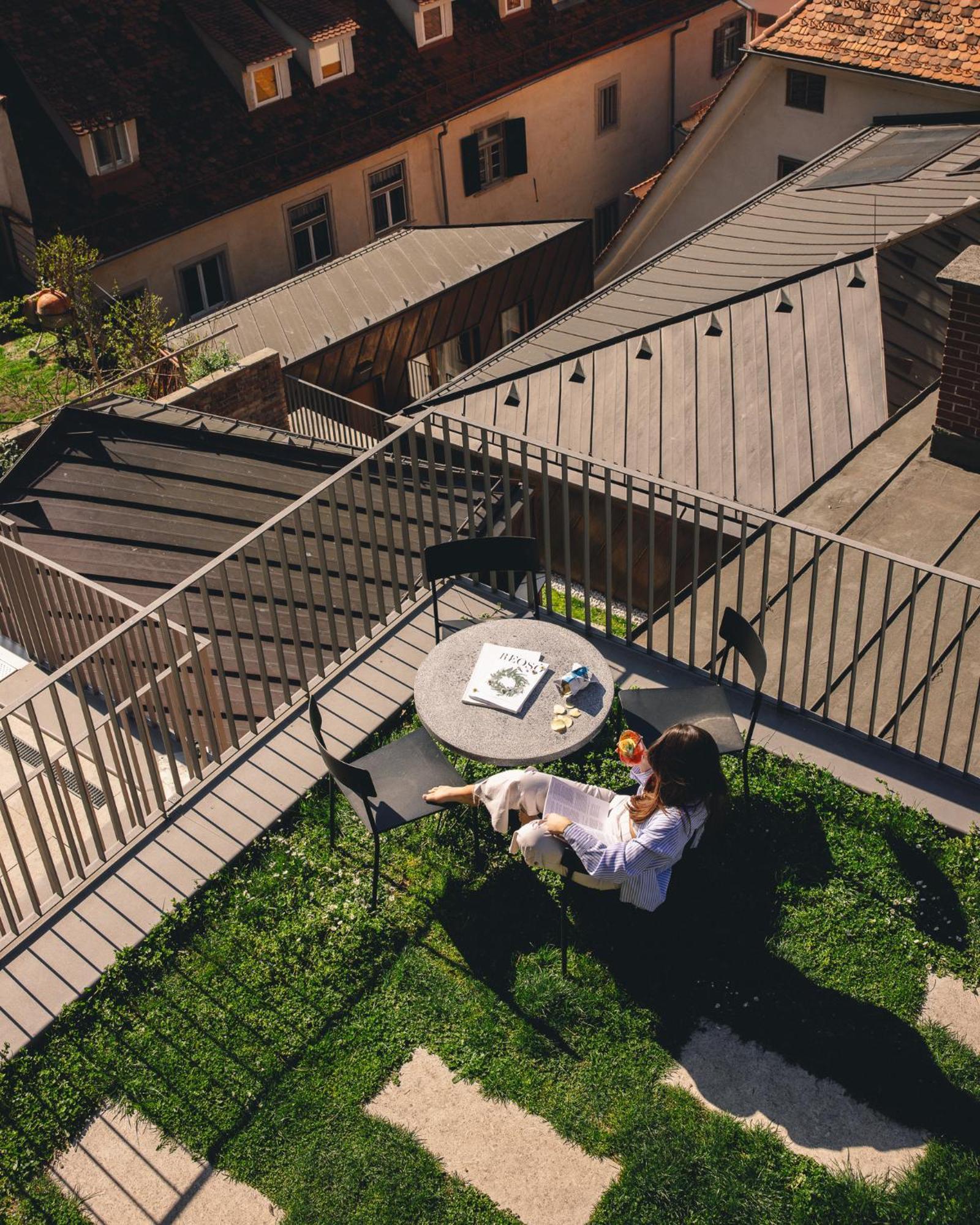 Kai 36 - Hotel Zwischen Fels Und Fluss Graz Extérieur photo A woman sitting on a balcony