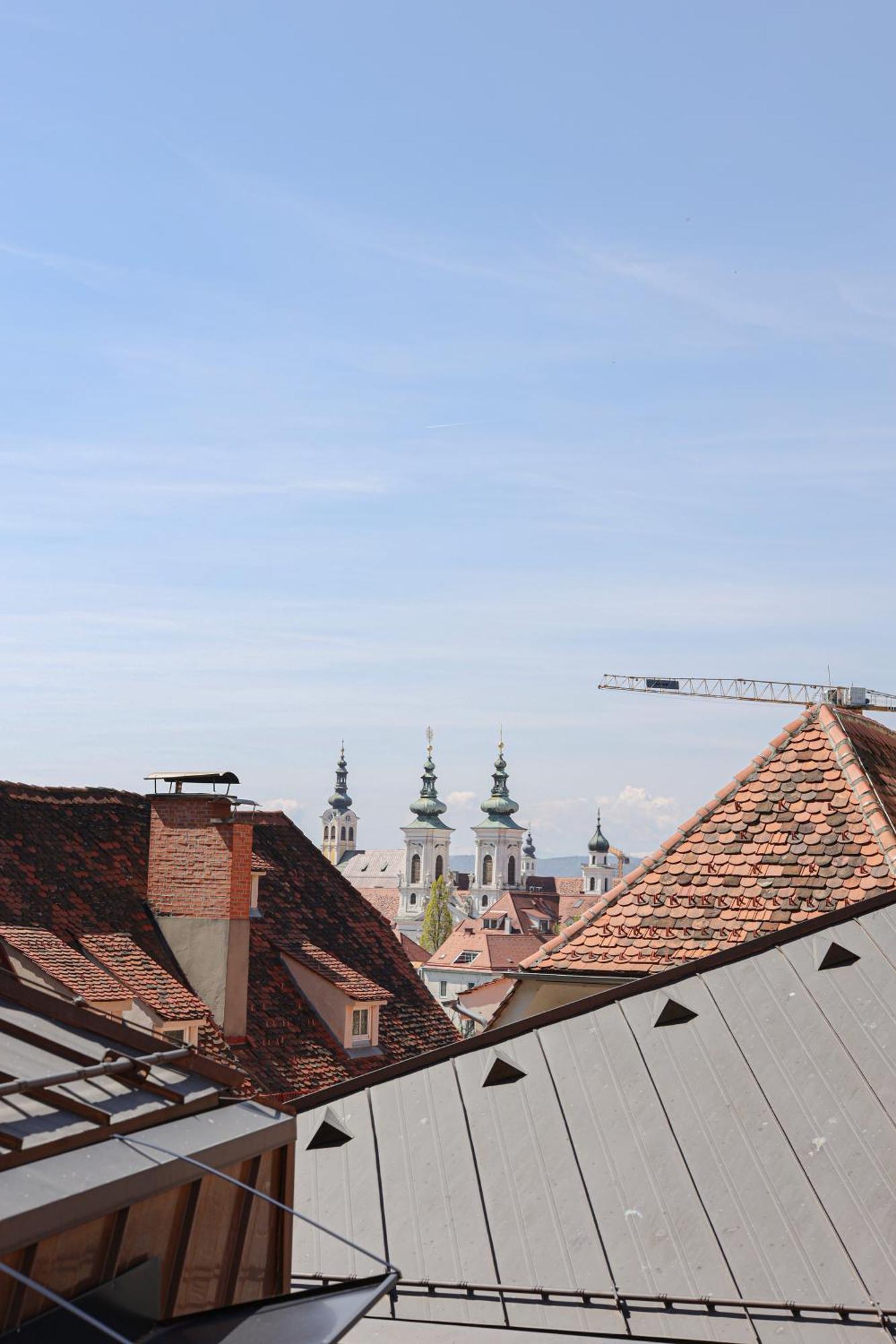 Kai 36 - Hotel Zwischen Fels Und Fluss Graz Extérieur photo The twin spires of the abbey church