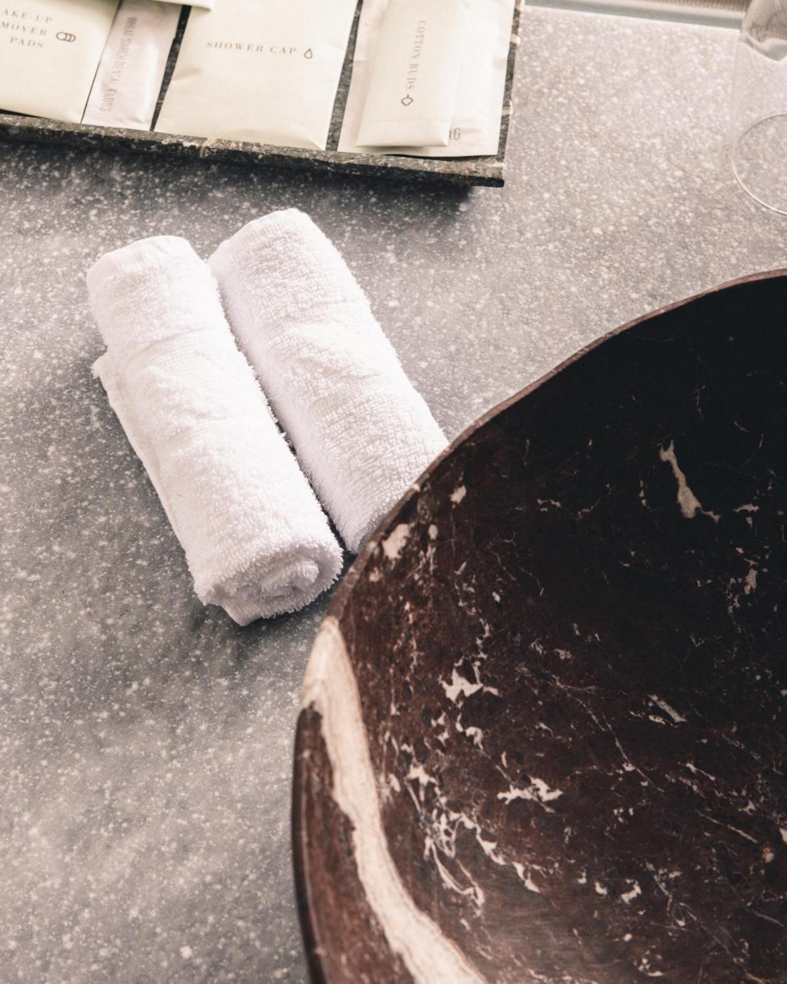 Kai 36 - Hotel Zwischen Fels Und Fluss Graz Extérieur photo A pair of rolled towels