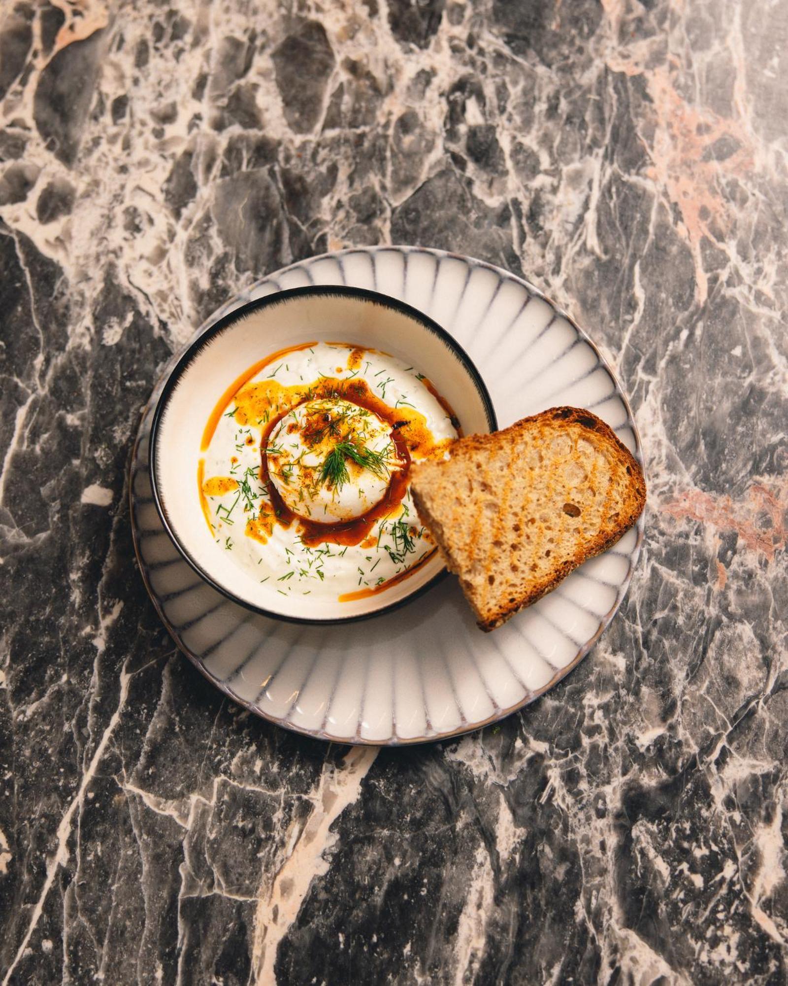 Kai 36 - Hotel Zwischen Fels Und Fluss Graz Extérieur photo A bowl of Labneh with olive oil and sumac